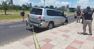 La Nación / Presuntos asaltantes balearon una camioneta en la Costanera de Asunción