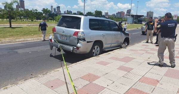 La Nación / Presuntos asaltantes balearon una camioneta en la Costanera de Asunción