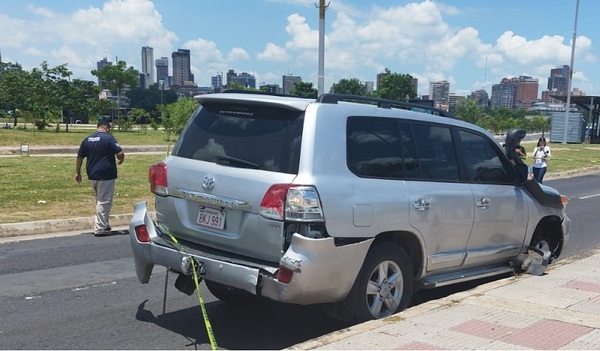 Balean camioneta en la Costanera de Asunción