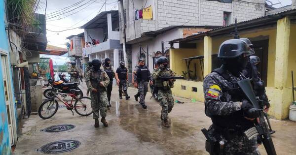 La Nación / Ecuador: 170 funcionarios están retenidos por presos