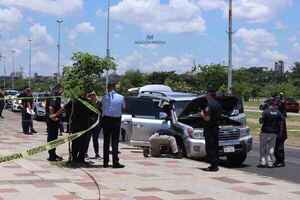 Delincuentes interceptan y balean una camioneta en Asunción