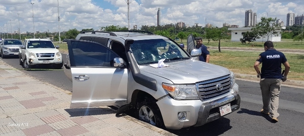 Presuntos delincuentes balean camioneta en la Avenida costanera de Asunción - Megacadena - Diario Digital