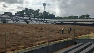 Versus / Así se realiza el "cambio total" al césped del Manuel Ferreira