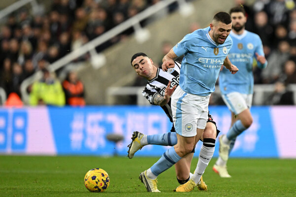 Versus / ¡Partidazo! Newcastle de Almirón cayó sobre la hora ante el City