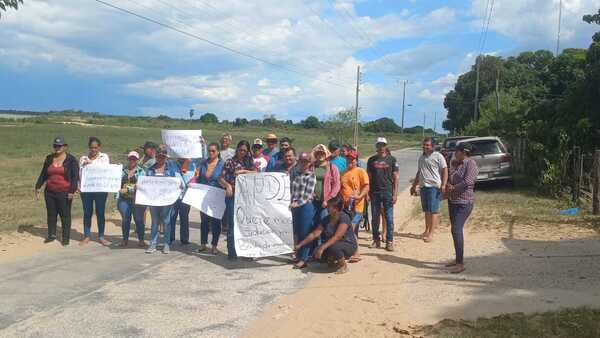 Carmelo Peralta se suma a protesta contra pésimo servicio de la ANDE