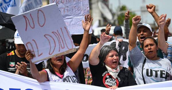 La Nación / Intiman a opositores de Milei a pagar USD 66.000 por protestas