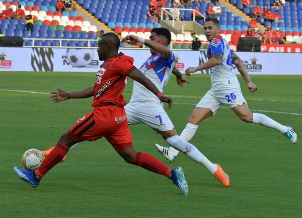 Versus / Tropezón de Cerro Porteño en su primer amistoso en Colombia