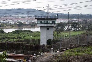 Más de 40 funcionarios carcelarios retenidos por presos fueron liberados en Ecuador