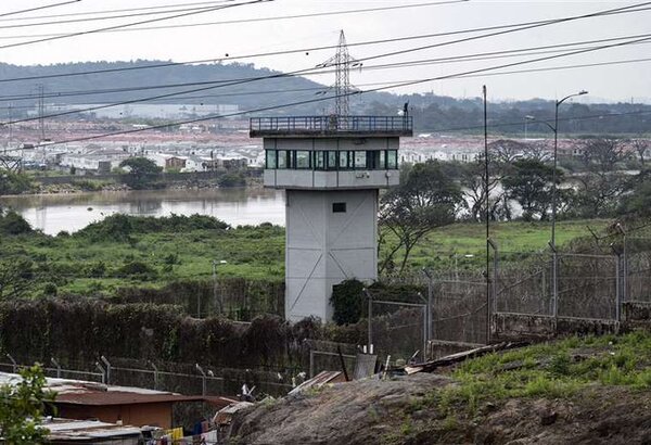 Más de 40 funcionarios carcelarios retenidos por presos fueron liberados en Ecuador