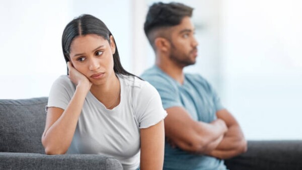 "Dejé mi país por mi pareja y quiero volver"