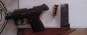 Quiso ingresar a la cárcel ¡con una pistola!