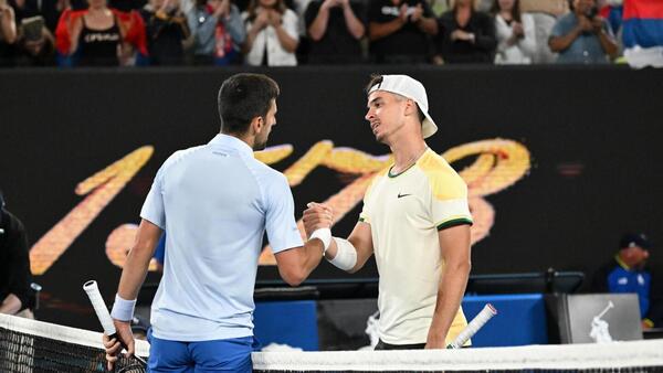 Djokovic cede un set ante Prizmic para estar en segunda ronda
