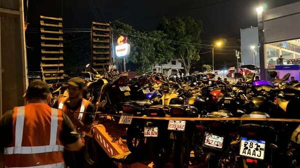 En una hora de operativo, la PMT de Ciudad del Este se incautó de 65 motos en infracción - ABC en el Este - ABC Color