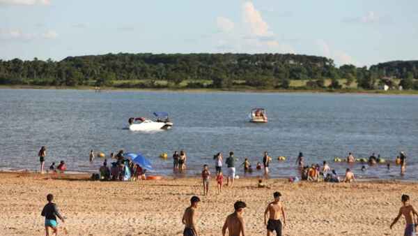 Hernandarias habilita al público su playa Tacurú Pucú, única en la costa del lago Itaipú