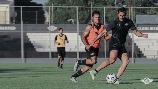 Versus / Libertad hizo un poco de fútbol, con novedades en el once