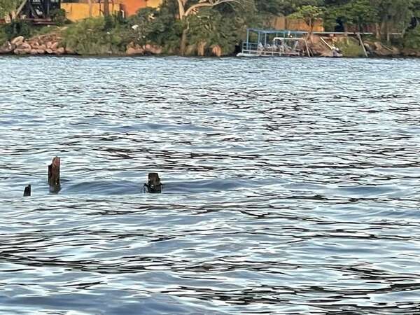 San Bernadino: veraneantes denuncian peligro ante supuesta estructura de la Essap en medio del lago - Nacionales - ABC Color