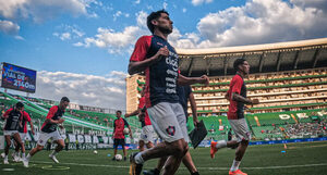 Versus / Deportivo Cali-Cerro estuvo demorado media hora por problemas de indumentarias