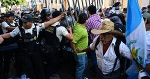La Nación / Disturbios afuera del Congreso de Guatemala que atrasa investidura de Arévalo
