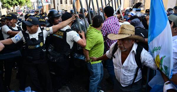 La Nación / Disturbios afuera del Congreso de Guatemala que atrasa investidura de Arévalo