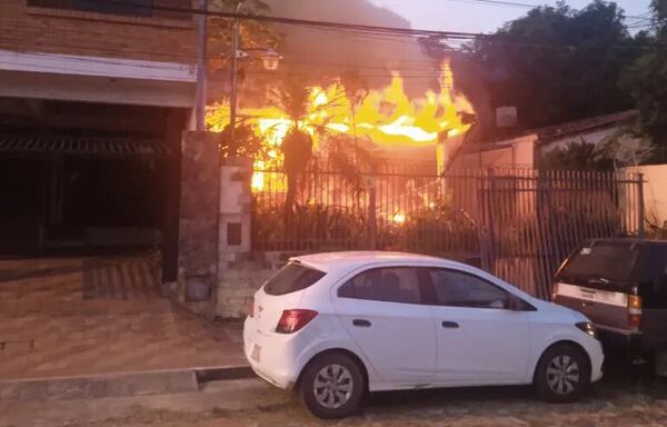 Video: Un incendio consumió por completo una vivienda en Lambaré - Policiales - ABC Color