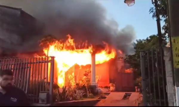 (VIDEO). Un voraz incendio consumió una vivienda en Lambaré