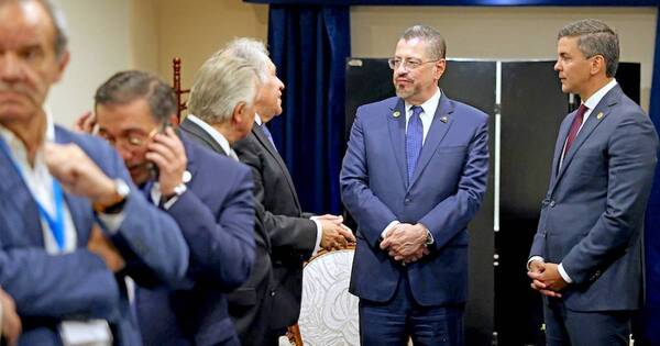 La Nación / Paraguay media en conflicto por juramento de Bernardo Arévalo