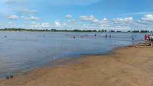 Una familia administra una playa desconocida en el agreste Chaco