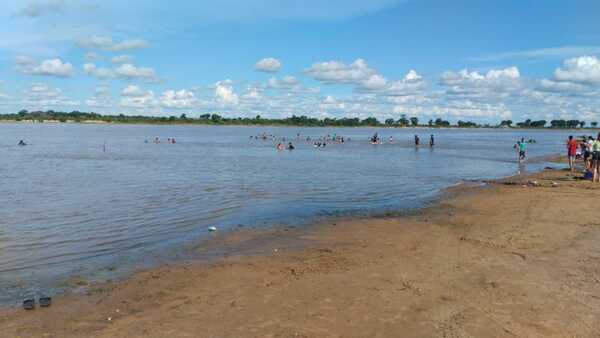 Una familia administra una playa desconocida en el agreste Chaco