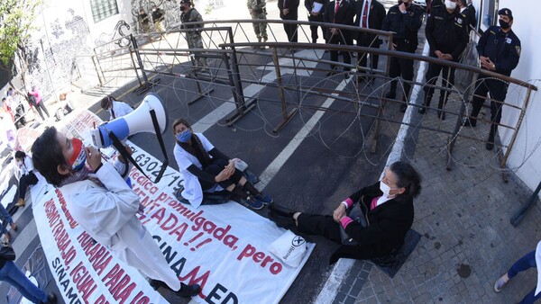 Políticos y parientes no pelean por su sueldo en la calle, dicen gremios