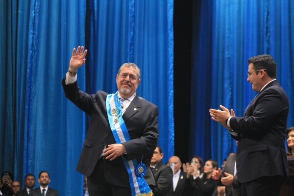 Bernardo Arévalo asume Presidencia de Guatemala tras un fuerte retraso en su investidura