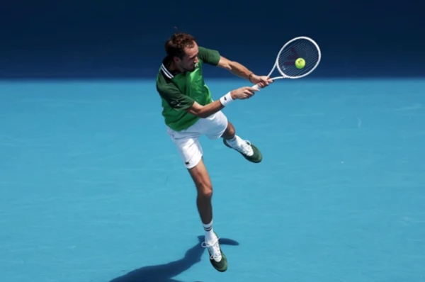 Medvedev sufre para vencer el brutal calor del Abierto de Australia