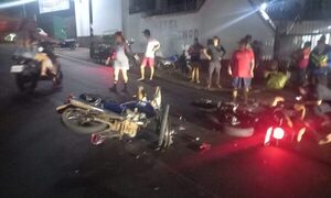 Choque de motocicletas deja dos jóvenes lesionados