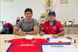 Versus / ‘Búfalo’ Ovelar continuará en el fútbol de tierra adentro