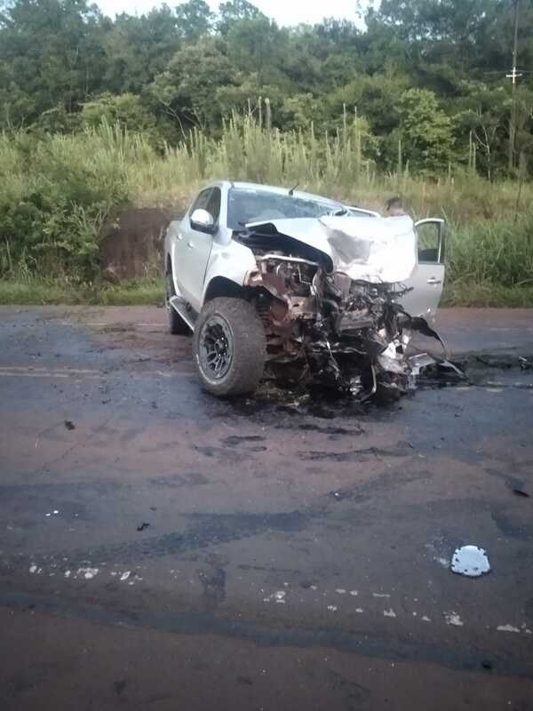 Camioneta pierde el control y choca contra un paredón de piedra en Obligado