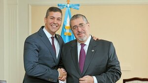 Peña fue mediador durante tensión en Guatemala, pero se retiró antes del juramento del presidente