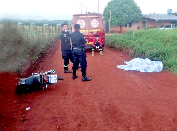 Joven muere al perder el equilibrio de su moto y caer aparatosamente - La Clave