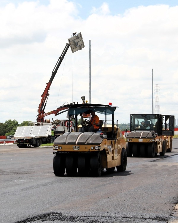 Siguen los trabajos de pavimentación asfáltica del puente Héroes del Chaco