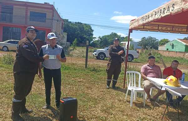 Cano mintió con la entrega de cheque al Cuerpo de Bomberos de Hernandarias - La Clave