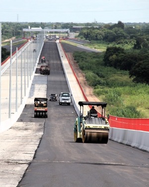 Avanzan las labores de asfaltado e instalación de lumínica en el Puente Héroes del Chaco - .::Agencia IP::.