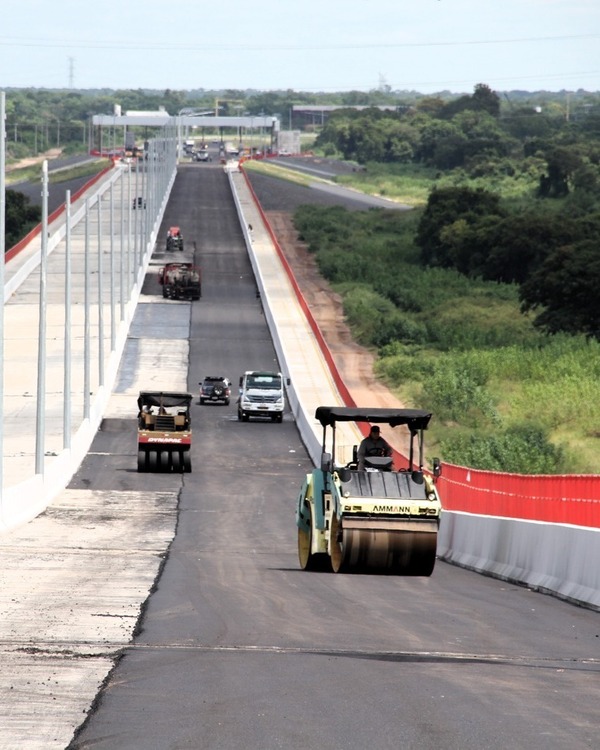 Avanzan las labores de asfaltado e instalación de lumínica en el Puente Héroes del Chaco - .::Agencia IP::.