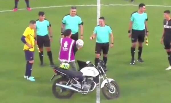 [VIDEO] En partido de Luque, la pelota llegó por delivery