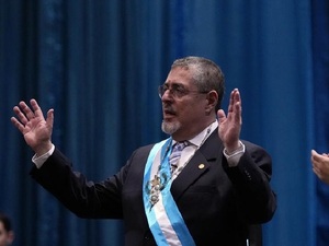 Finalmente juró el presidente guatemalteco - La Tribuna