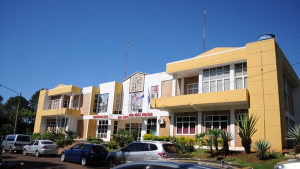 Hijo de Roya Torres ahora hace oficina en la Municipal donde su papá es intendente