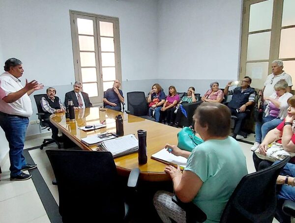 Jubilados y funcionarios sin cobrar: Denuncian quiebra fraudulenta de la Caja Municipal · Radio Monumental 1080 AM