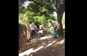 [VIDEO] ¡Qué bárbaro! Acusan a karai de lanzar machete contra su propio hijo