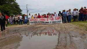 Estero Cambá: pobladores protestan para exigir caminos de todo tiempo - Policiales - ABC Color