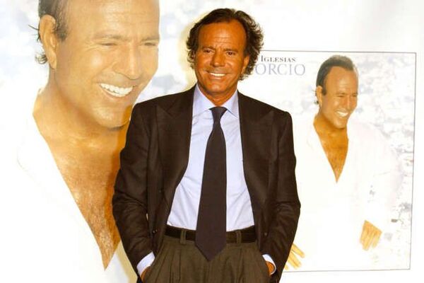 ¿Qué llevaba en las maletas? Retienen a Julio Iglesias en el aeropuerto de Punta Cana