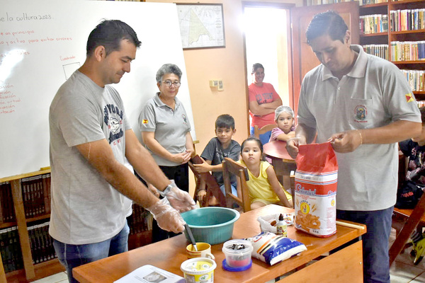 Enseñan a niños a cocinar en colonia de vacaciones - La Clave