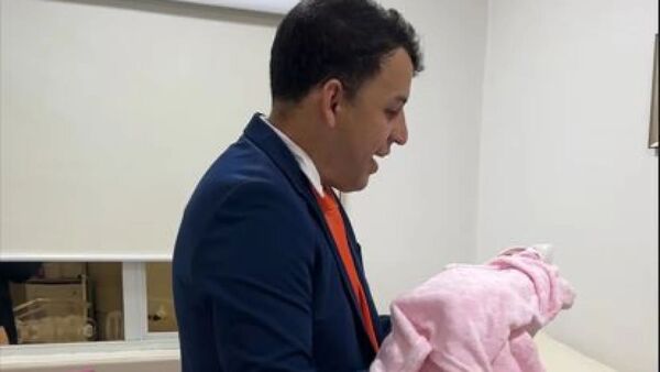 Trajeado fue al hospital para el nacimiento de su hijita