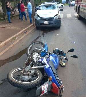 Choque entre una camioneta y una moto deja dos heridos graves - ABC en el Este - ABC Color